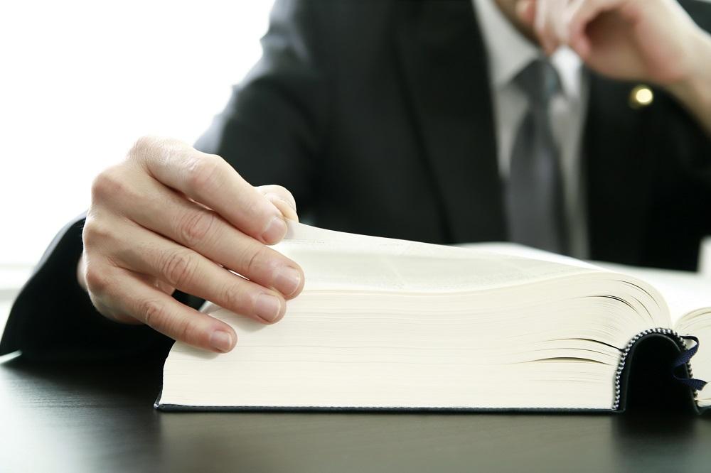 mężczyzna sprawdza przepisy