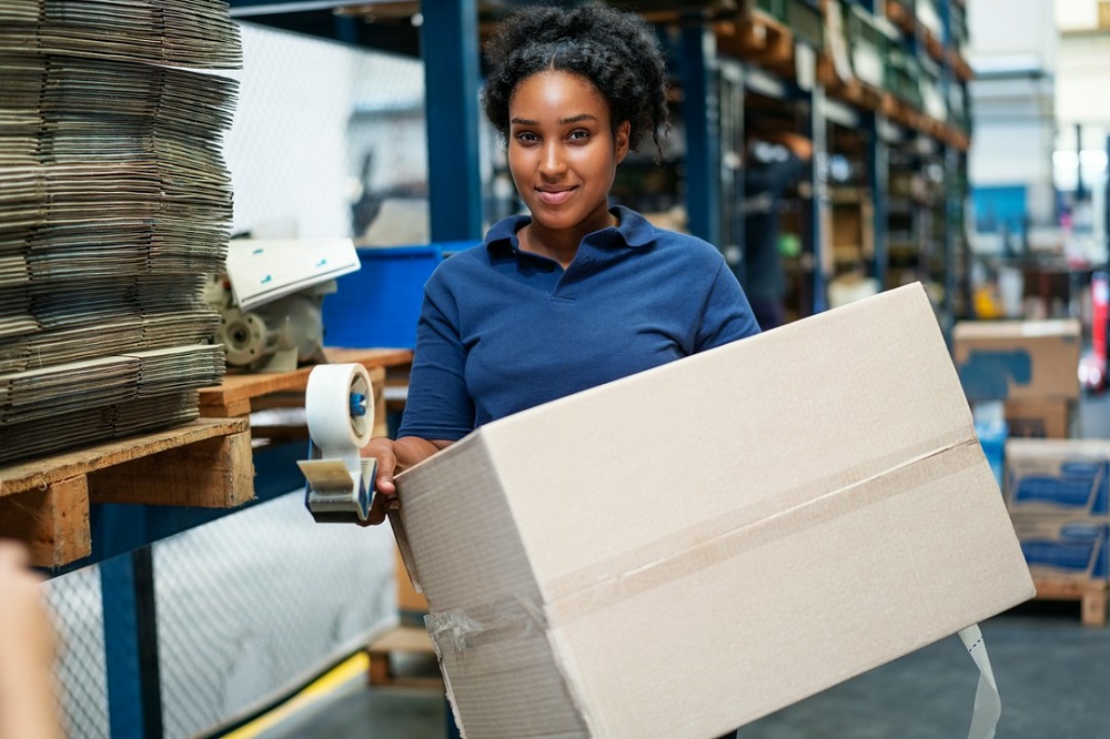 kobieta niesie paczkę